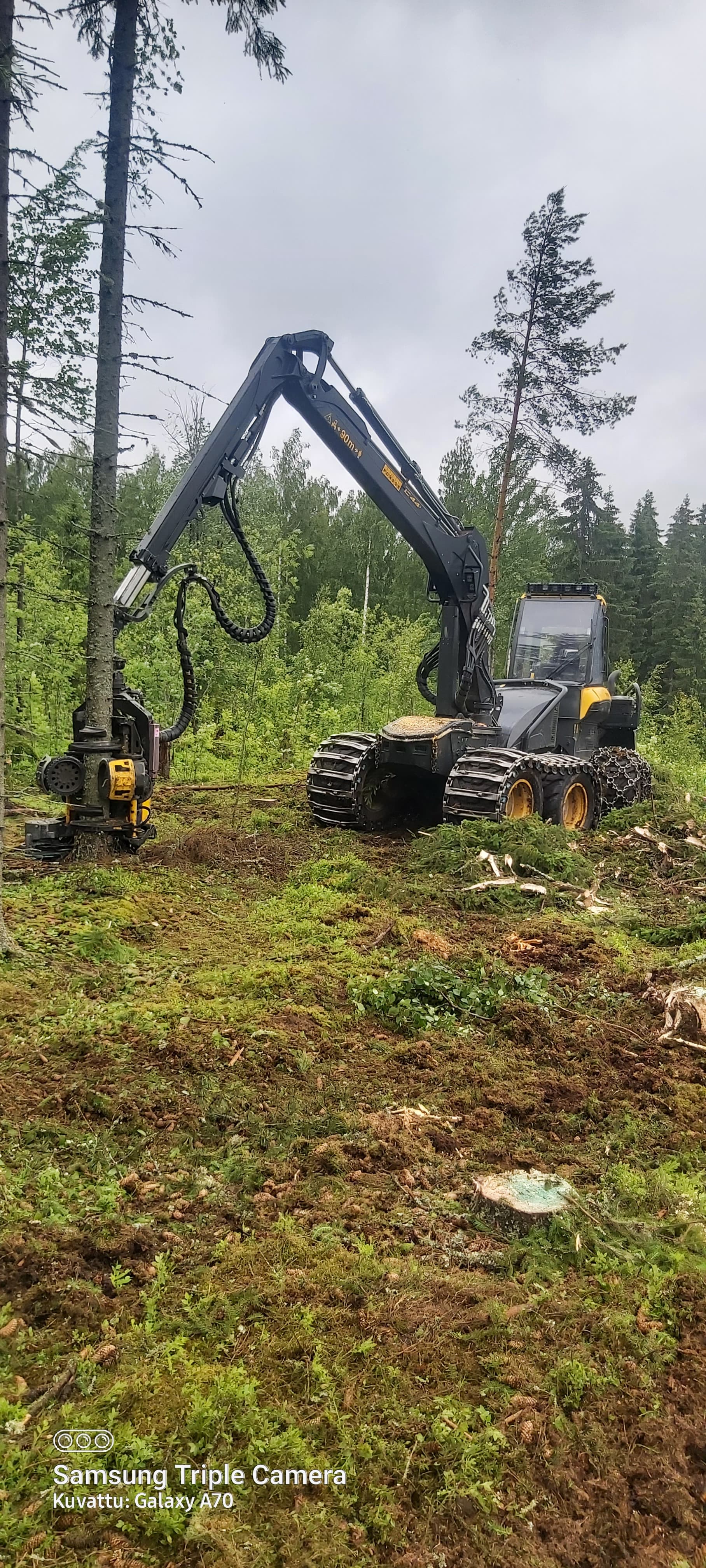 Korjuukalusto työmaalla 20220616_144159