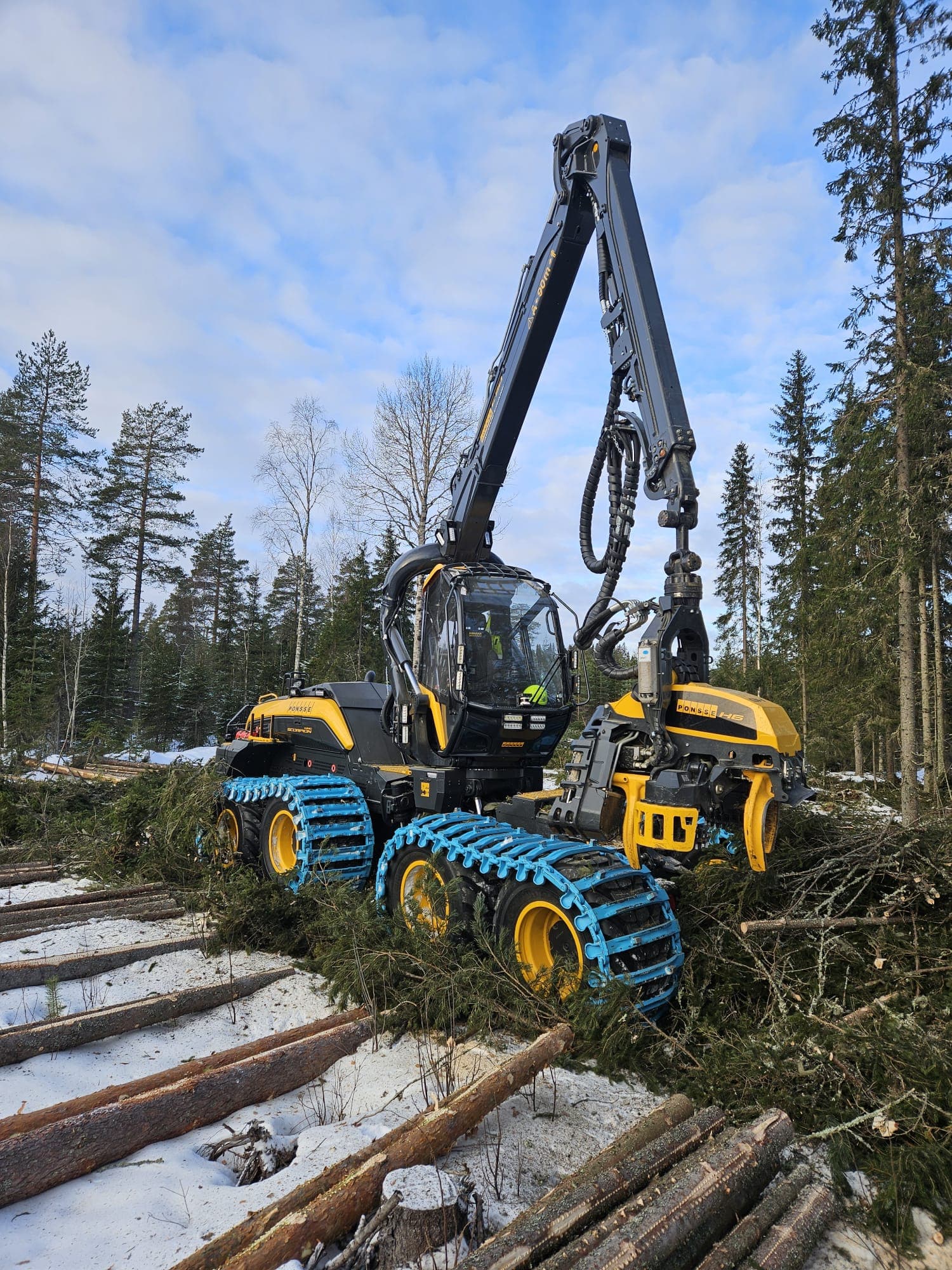 Ponsse metsäkone työssä metsässä